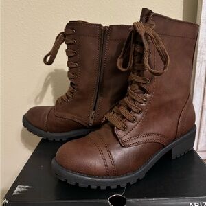 Side zip & lace up walking boots with memory foam in chocolate.